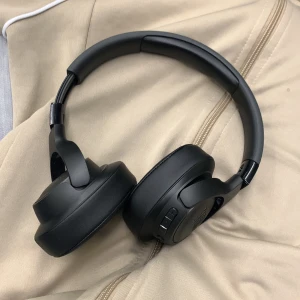 JBL hörlurar - Dome helt nyköpta köpte de för 2 veckor sen och fick air pods pro insåg jag inte behövde