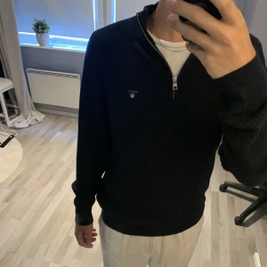Gant zip - Halfzip från gant. Såsom nyskick! Svarar gärna på frågor! Nypris - 1200 mitt pris -500kr (pris diskuteras vid smidig affär ) 