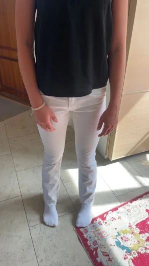Lågmidjade bootcut crocker jeans - Ett par jätte fina vita crockerjeans. Dom är bootcut och lågmidjade. Säljer då dom tyvär är för korta för mig. Därför är det min lillasyster på bilderna.