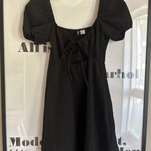 En jättesöt kort, svart klänning från H&M. Säljer på grund av att den inte kommer till användning.