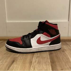 Säljer nu dessa Air Jordans 1 Mid ”Fire Red”. Detta är för att dels de inte passar mig. Det är lite mer crease än vad som syns på bilden Skorna är i väl skick 7/10. Skulle man ta tag i det och använda ett shoe cleaning kit skulle de nog vara som nya. 