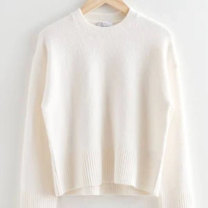 Stickad tröja - Vit stickad tröja, otroligt mjuk material💓 storlek S. Perfekt för skolan och nu till hösten ❤️‍🔥skriv vid frågor 💕