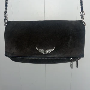 Zadig väska  - Säljer min zadig väska då den inte kommer till användning så ofta. Har en liten fläck som syns på bilden annars bra skick! Bild två visar den rätta färgen. 1200kr+frakt, pris kan diskuteras💕skriv för fler bilder💕