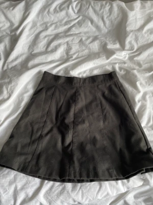 Kjol - Kjolen är i storlek S från Gina tricot. Den är väl omhändertagen och har inga tecken på användning.