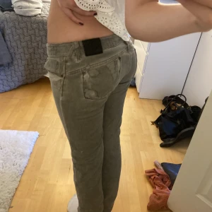 Lågmidjade grå jeans - Säljer dessa gråa lågmidjade jeans med coola detaljer i form av ”fläckar” (se bilden på fickorna samt sista bilden) sjölv tycker jag det ger fin karaktär till jeansen! Buda gärna 💞