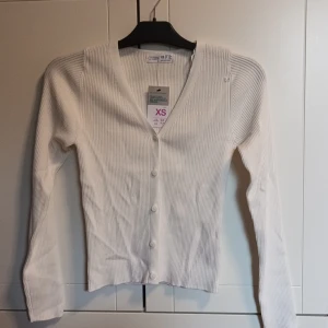 Vit kofta - Super söt kräm vit kofta, helt ny med lappen kvar.