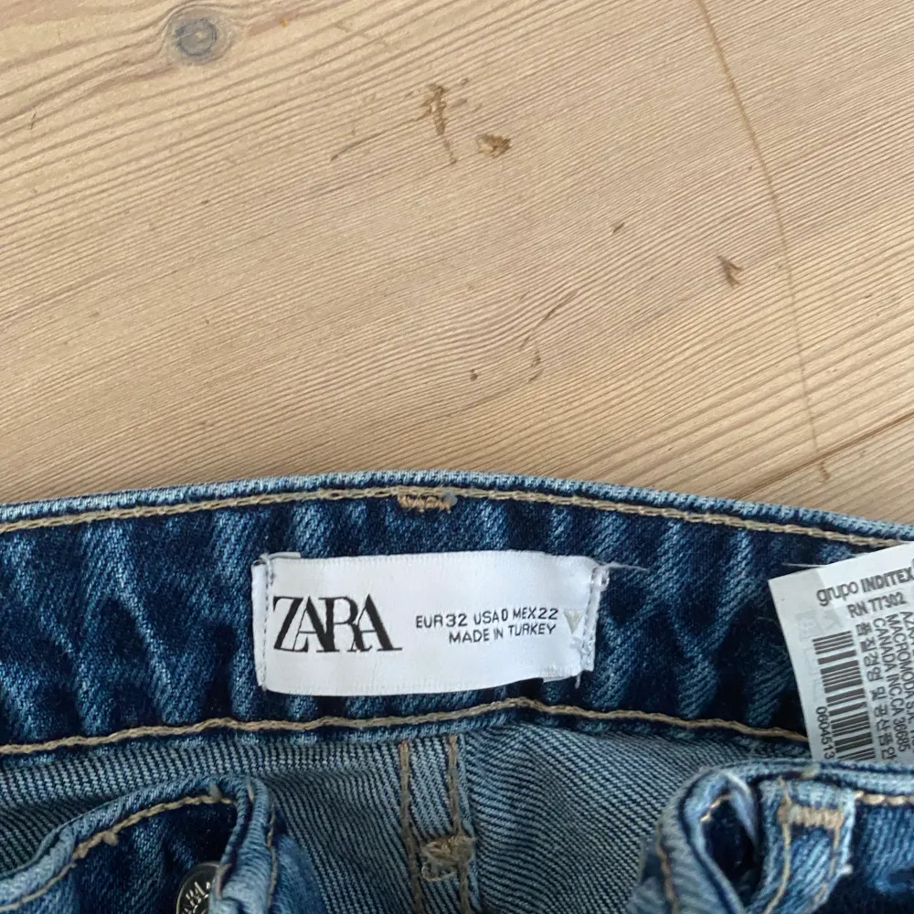 Blå jeans från zara köpt förra året knappt använda pågrund utav att det har blivit försmå . Jeans & Byxor.