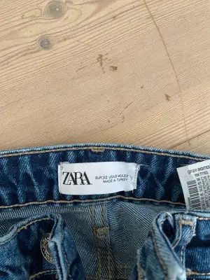 Blå jeans från zara köpt förra året knappt använda pågrund utav att det har blivit försmå 