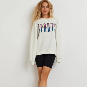 Vit sweatshirt - Mysig sweatshirt med tryck, perfekt nu inför hösten. Helt slutsåld, nypris: 279kr