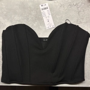 Korsett top från Gina Tricot - corset wire topblack storlek m - Aldrig använd. Andra bilden är lånad från hemsidan. Storlek M.