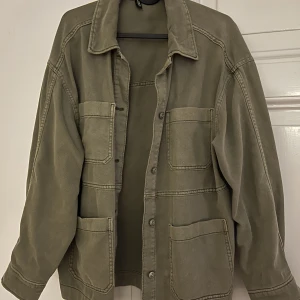 Jeansjacka H&M - Khakigrön jeansjacka från H&M! Storlek S men stor i storleken. Knappt använd, väldigt bra skick!