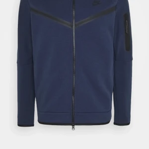 Nike tech fleece - Använd fåtal gånger förra året men har bara stått i garderoben. Inga defekter. Ny skick.  Pris kan diskuteras