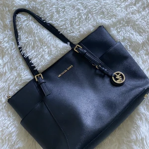 Michael kors väska  - Äkta Michael kors väska. Betalning sker via swish och köparen står för att frakt 