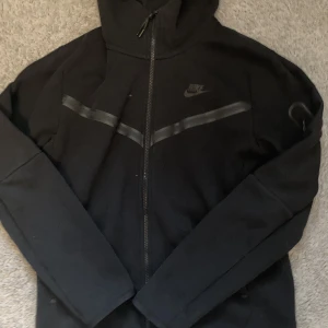 Nike tech  - Säljer min nike tech tröja.  Skick 9 av 10. Använd 2 gånger.