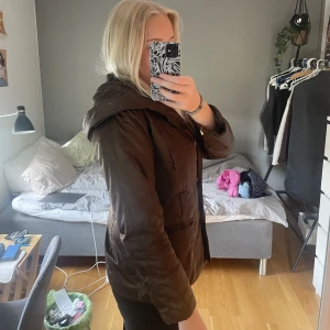 Brun jacka  - Säljer denna jättefina och unika vintagejackan från zara. Köpte den second hand så vet inte hur gammal den är, men den är i bra skick. Passar en S/M. ☺️