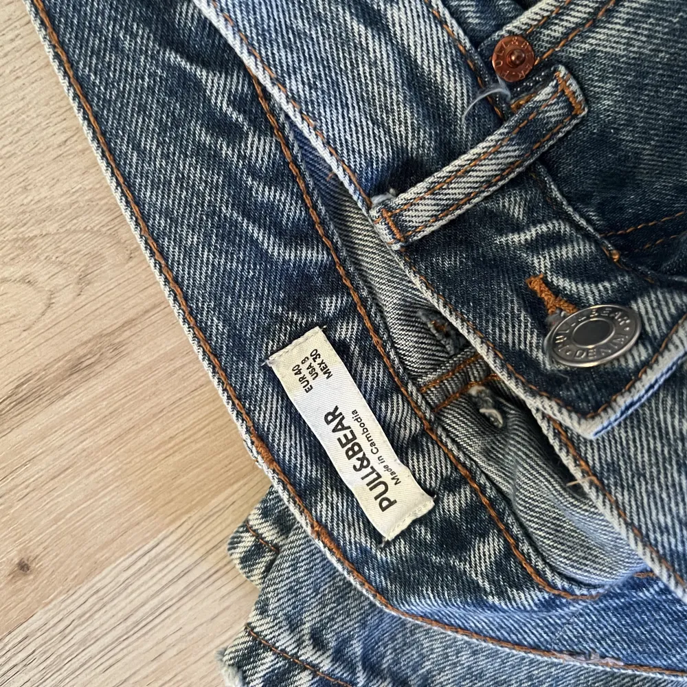 Fina Pull and bear jeans i mom modell. Använda fåtal gånger då de var för stora för mig.. Jeans & Byxor.