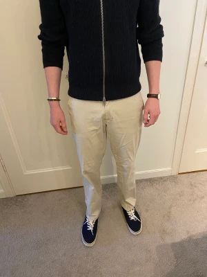 Chinos  - Stilrena chinos från gant. 