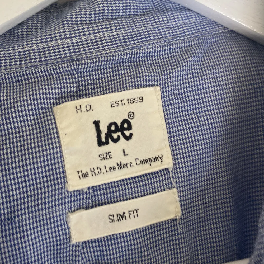 Säljer en ljusblå skjorta i från lee med passformen slim fit. Denna skjorta har metall knappar tillskillnad från de flesta skjortor med plast knappar.. Skjortor.