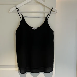 Blus  - En svart blus från pieces. Den är som ett linne fast annat material. Skriv vid funderar 💗🌼