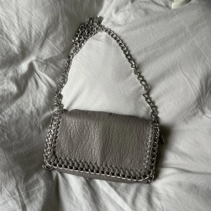 Tiamo väska  - Säljer min fina tiamo väska då den inte används längre, väskan har används en del så den är inte i nyskick, kom privat för funderingar💕