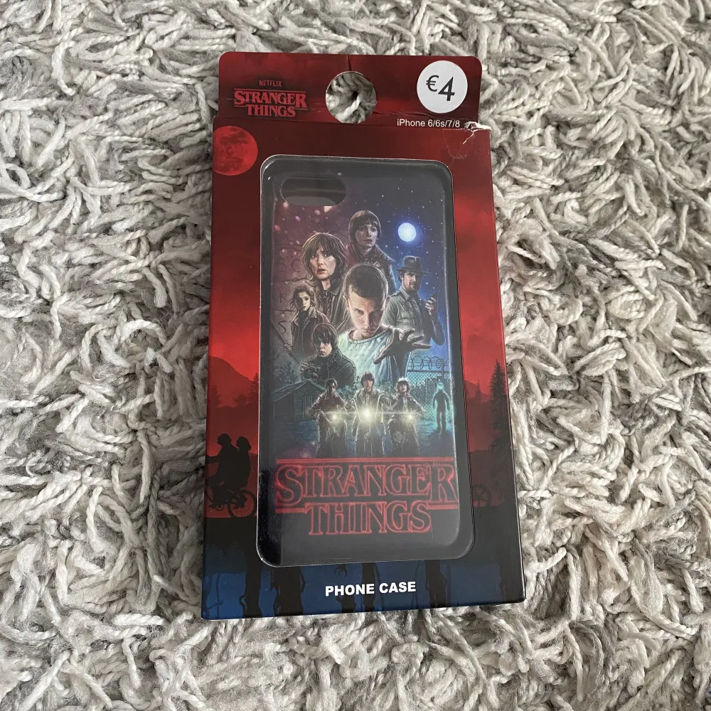 Säljer detta stranger things mobilskalet för iPhone 6/6s/7/8 jag köpte från primark 2020☺️ det är använt och kartongen är skadad därför säljer ja det för endast 20kr + frakt☺️skicka ett meddelande om du har några frågor eller vill ha fler bilder☺️ LÄS BION!☺️. Övrigt.