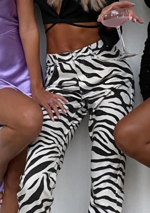 Jeans i zebramönster - Säljer ett par jeans i zebramönster från Nelly i storlek 36! Fina med en slits längst ner. Helt slutsålda på hemsidan! Säljer för 150kr 🫶🏽🫶🏽