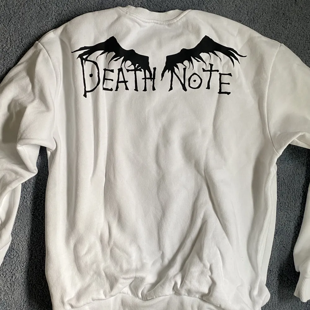 Cool death note hoodie som jag köpte från en butik i Polen. (Den är inte från zara bara la det som märke). Hoodies.