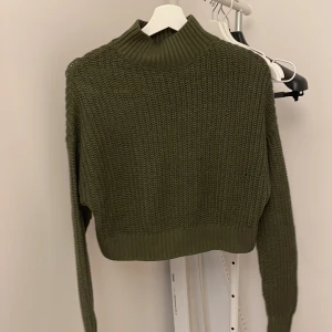 Grön stickad tjock tröja  - Detta är en super fin stickad tjocktröja med lite högre krage men inte min stil längre, köpte den för 2 månader sen ish! 