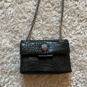 Kurt Geiger väska  - Denna väska är i väldigt bra skick och jag säljer för den ej kommer till användning. Den är liten och är en Axelväska. Köpt för cirka 1,5 år sedan. 