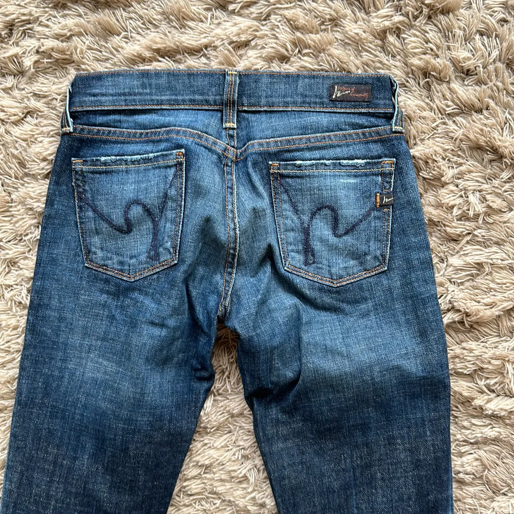 Snygga jeans i bootcut modell från citizens of humanity storlek 25. Aldrig använda. Nypris ca 1300kr. Mitt pris 400kr. Jeans & Byxor.