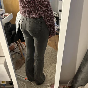 jeans - Gråa stretchiga jeans!🥰 Kommer tyvärr inte till användning. Jag är 159. Pris kan diskuteras