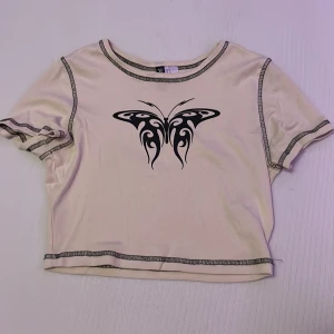 beige magtröja - En söt tight magtröja💗 Används endast 1 gång så den är i nytt och bra skick :)