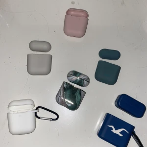 AirPods skal -  AirPods fodral/skal. Alla till den ”mindre” varianten. I från bland annat idealofsweden, holdit och Hollister. Sparsamt använda. 🤍De enfärgade 30kr 🤍De mönstrade 50kr  ✉️ Frakt kan tillkomma, köparen står för kostnaden. 📍Kan mötas upp i Tyresö.