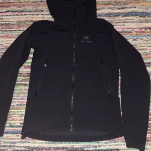 Arctyrex jacka  - Säljer den då jag håller fortfarande på att växa och den passar fortfarande men den kommer nog vara lite liten så småningom.skick=9/10. Nypris2390 mitt pris 1200. Möts helst upp så det inte blir något strul med att skicka ett paket.