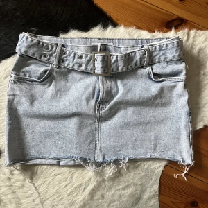 Bershka - Ascool kort kjol från bershka som tyvärr inte kommer till användning i min garderob längre🧡skriv för fler bilder!!