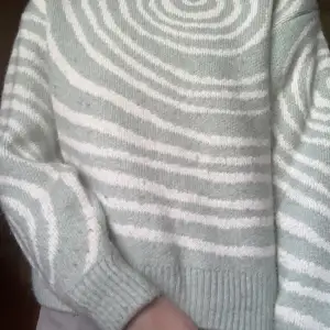 Super mysig stickad tröja från Zara i storlek  164/13-14y   200kr +frakt  Hör av er för fler bilder eller mått💞