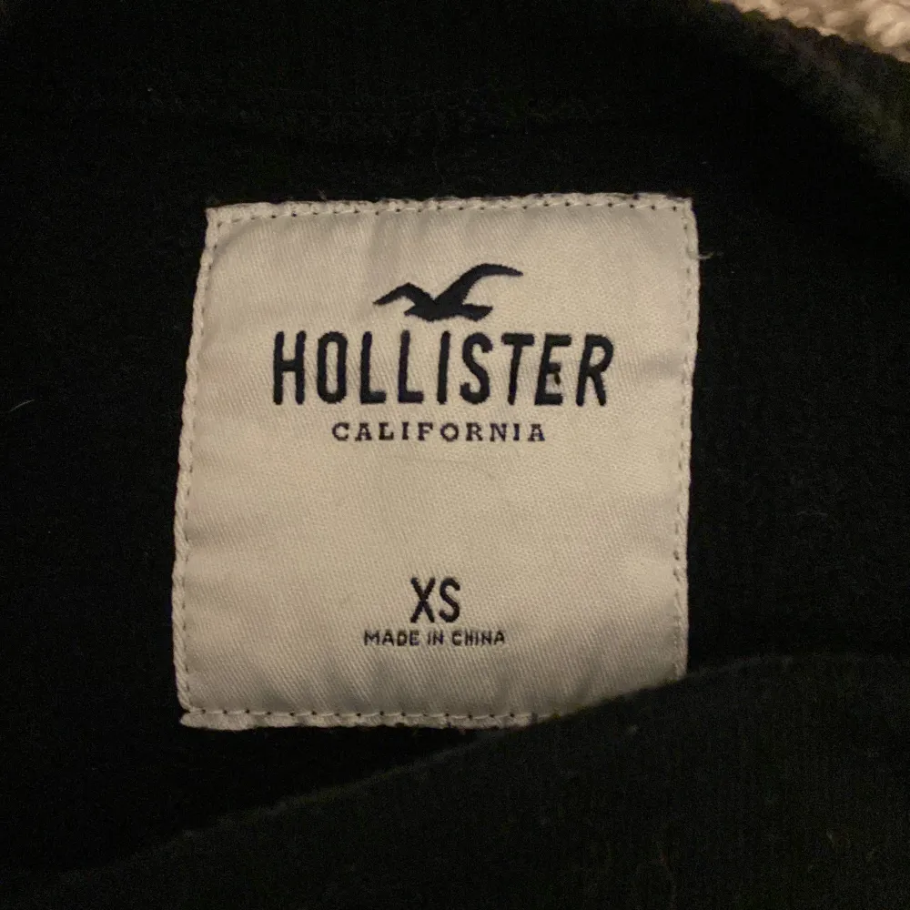 Söt hollister tjocktröja i strl xs som inte kommer till användning 💞 har lite katthår på sig men annars bra skick, dock en fläck från nagellack tror jag på bild 3💕 Hör av dig vid frågor eller om du är intresserad 💕. Hoodies.