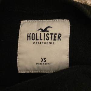 Söt hollister tjocktröja i strl xs som inte kommer till användning 💞 har lite katthår på sig men annars bra skick, dock en fläck från nagellack tror jag på bild 3💕 Hör av dig vid frågor eller om du är intresserad 💕