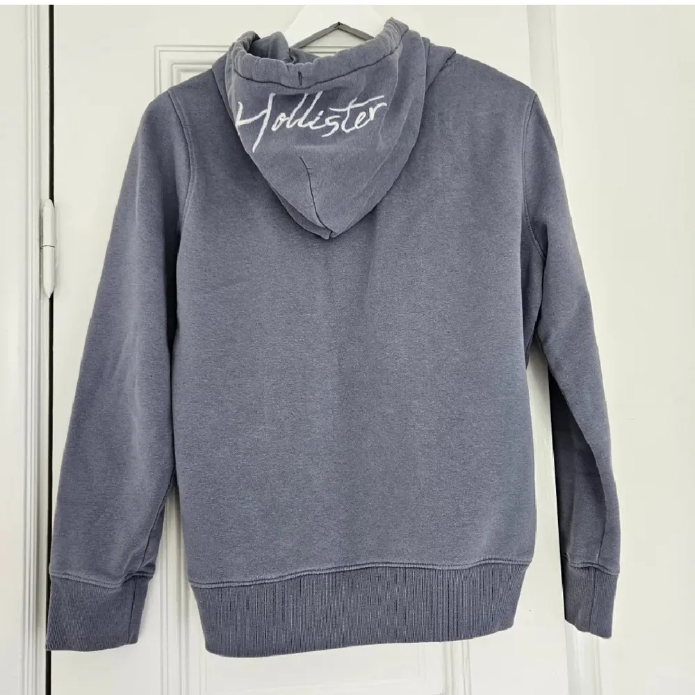 Hoodie från hollister i gråblå färg. Fint skick! Passar perfekt nu inför hösten och skolstart❤️ nypris ca 500. Hoodies.