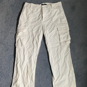 Cargo byxor - Skit snygga vita cargo byxor som tyvärr blivit för stora. 