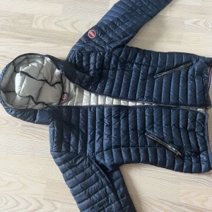 Colmar jacka  - Säljer nu min colmar jacka. Knappt använd perfekt till hösten 