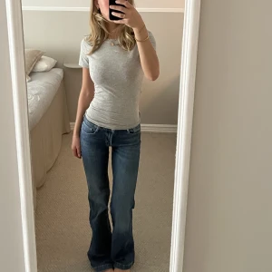 Blåa jeans - Medelhögmidja! Bra skick bortsett från slitningar längst ner vid byxkanten.