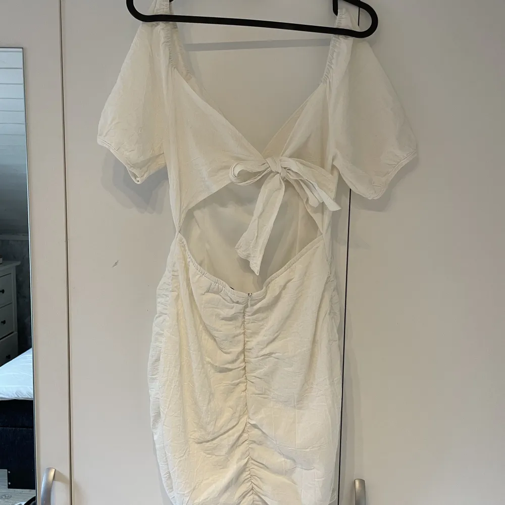 Säljer min vita klänning med knyte i ryggen som endast är använd ett tillfälle tyvärr💞nypris 800kr, mitt pris 300kr. Klänningar.