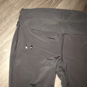 Short leggings  - Under Armour leggings, not high waisted, go a little below the knee. 