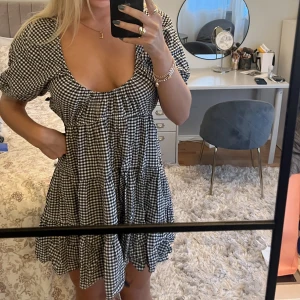 Klänning  - Superfin klänning som tyvärr inte kommer till användning och därav är i superskick! Älskar att den går att använda åt båda håll!🥰även perfekt nu till hösten med en stickad tröja över 🥰fri frakt! Stl 40 på etiketten, men passar mig som är en S🥰