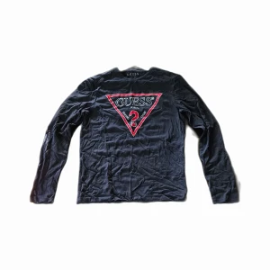 Guess Long Sleave - Den behöver strykas men annars fet och okej skick. Storlek S. Nypris 499kr