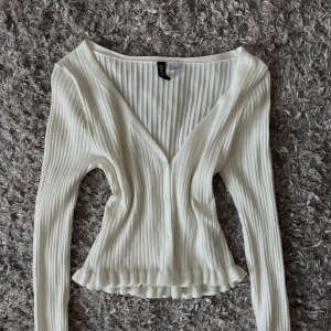 Vit kofta - Super söt vit kofta 🤍lång i ärmarna 