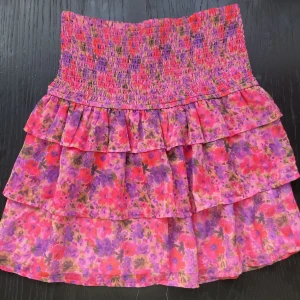 Rosa blommig kjol - Jättefin rosa kjol från bikbok, använd max 2 ggr. I princip nyskick! Stretchigt material🫧Går bra att trycka ”köp nu”