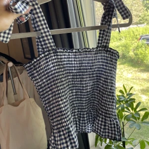 Topp - Säljer denna supersöta rutiga topp med knytband, så söt och fin och i nyskick, säljer pga av flytt🩷