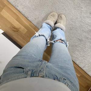 Populära högmidjade jeans från Gina Tricot! Jeansen är i storlek 32 men passar även storlek 34💓